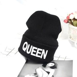 Knit hat embroidered QUEEN-new